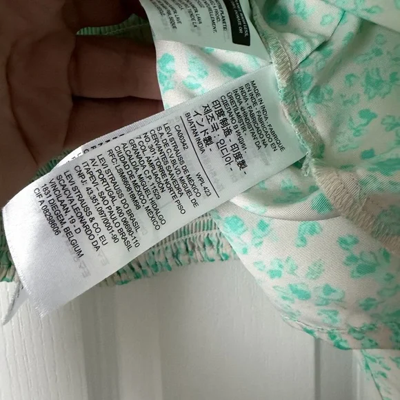 Levi’s Floral Square-Neck Puff Sleeve Crop Top - Picture 6 of 9